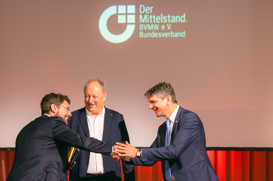Übergabe auf der Bühne